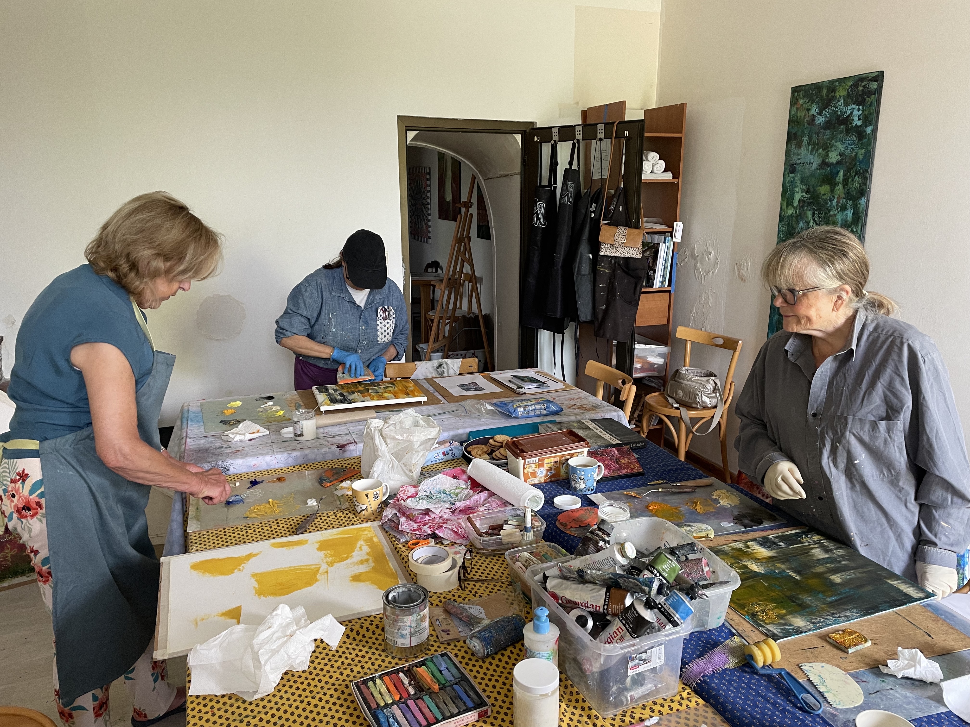 Élèves peignant ensemble dans l'atelier